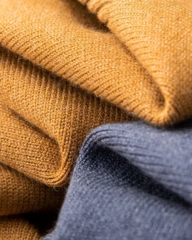 Men's V-Neck Cashmere Jumper | Fine Knit Relaxed Fit Alternate